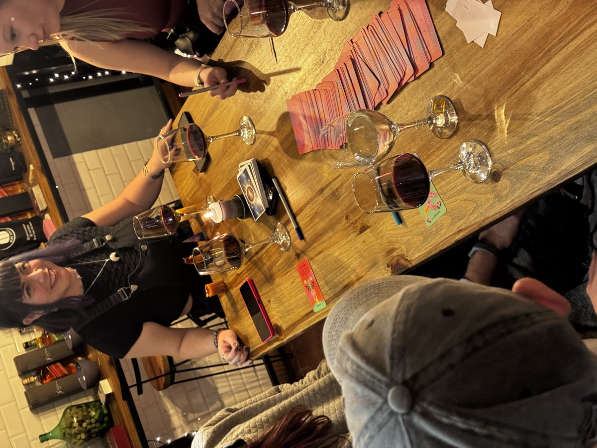 Cartas y velas en la mesa