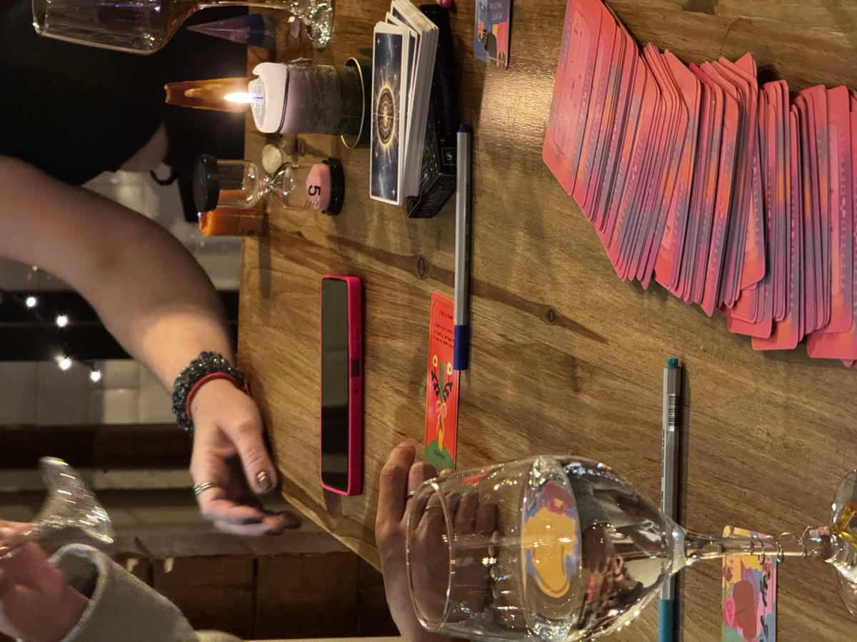 Tarotista guiando la sesión