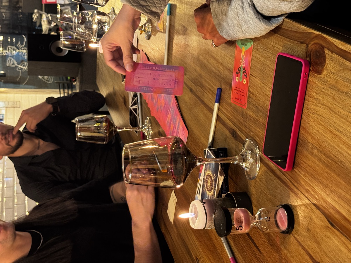 Detalle cartas y reloj de arena